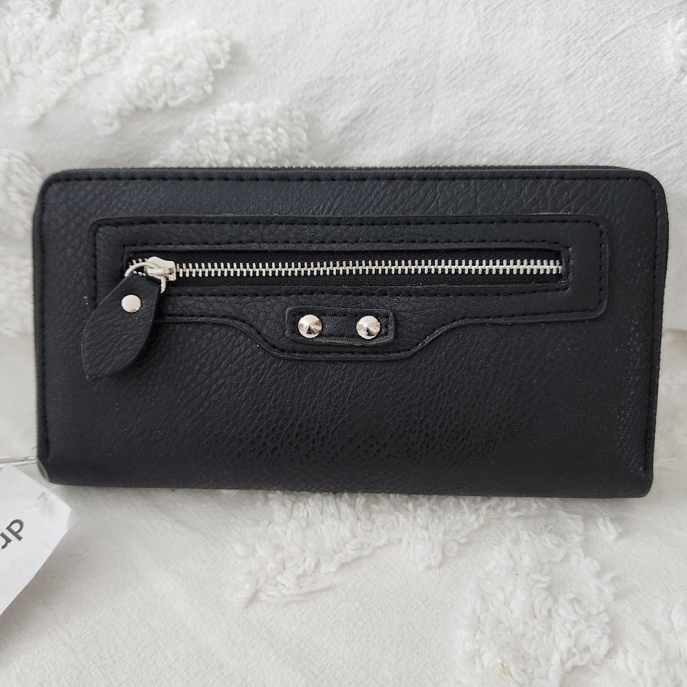 NWT DRESS BARN Black Zip-Around Wallet